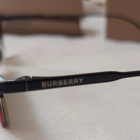 ☆☆GIFTED☆☆ Burberry aviator sunglasses with case. - Picture 6 of 13